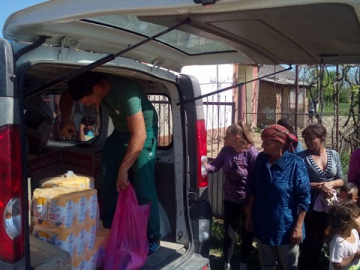 Distribution of food packages to families in Roma settlements in April 2018.